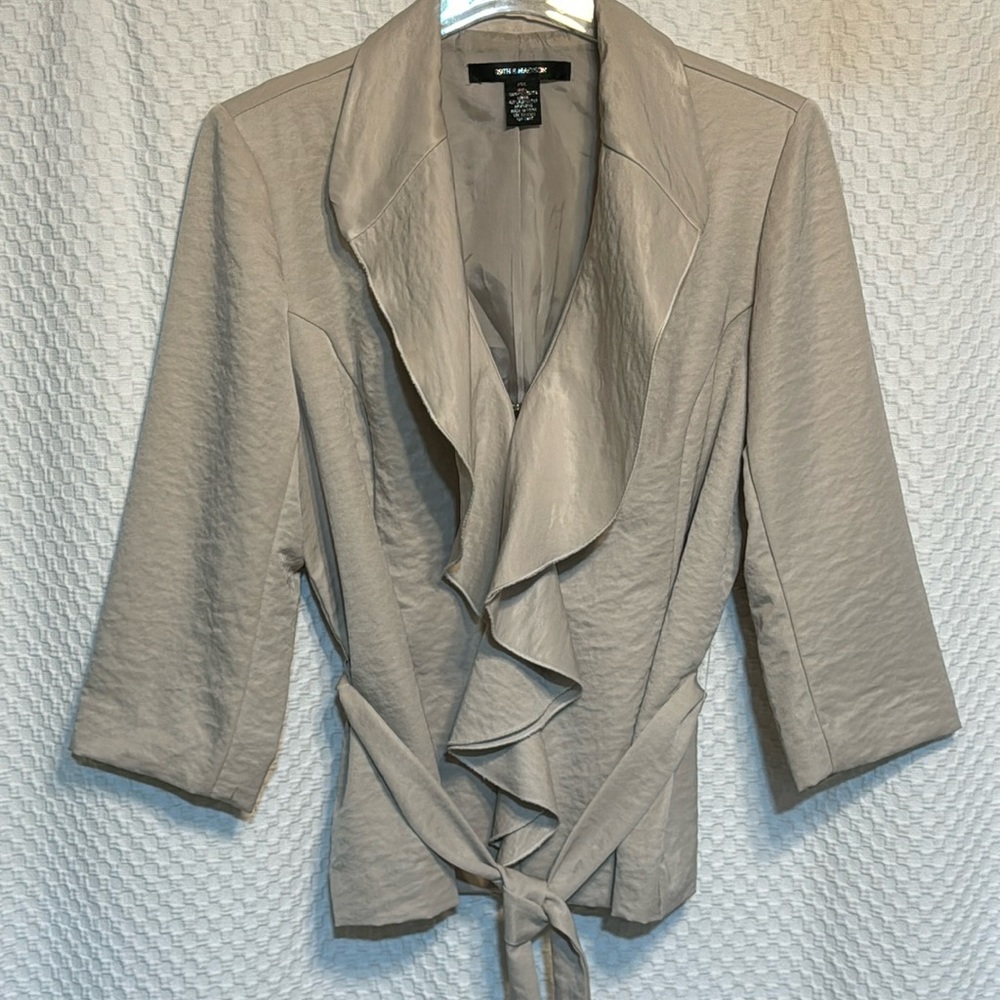 89th & Madison, Fully Lined Ruffle Front Blazer 💕